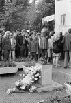 128912 Afbeelding van de stille tocht van scholieren uit solidariteit met Israël langs het beeld van Anne Frank op het ...